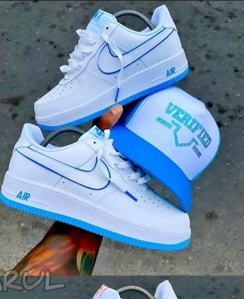 Baskets blanches et casquette