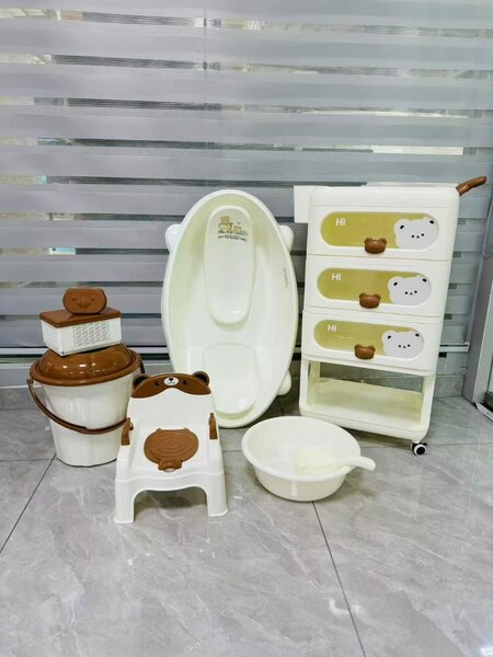 Baignoire de bébé avec commode