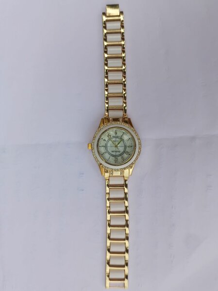 Montre femme dorée élégante