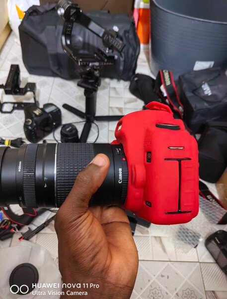 Appareil photo Canon DSLR avec étui rouge