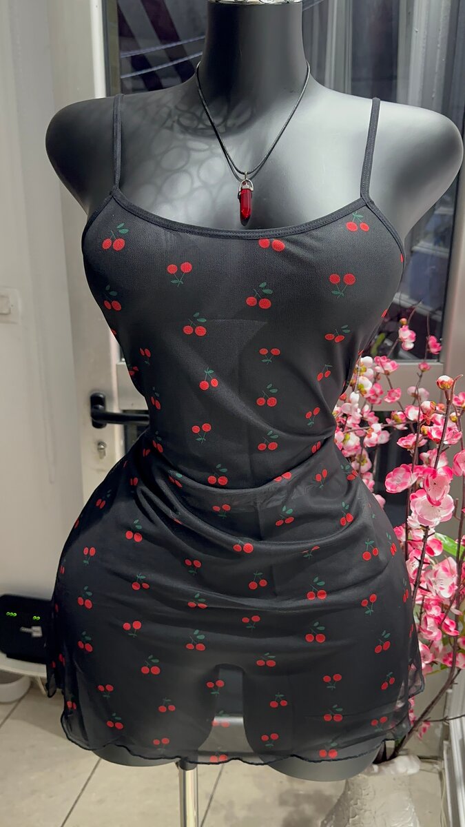 Robe noire à motifs cerises