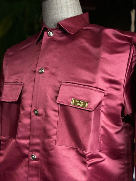 Chemise en satin bordeaux élégante