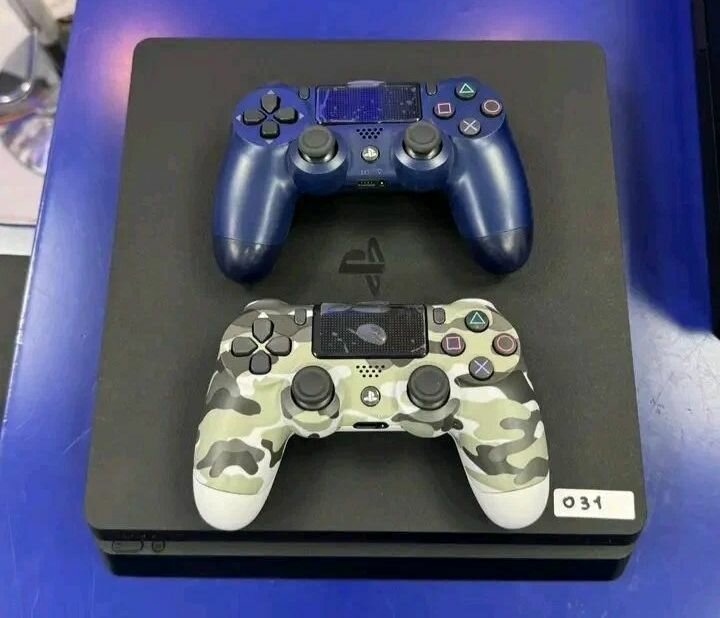 Console PS4 avec manettes