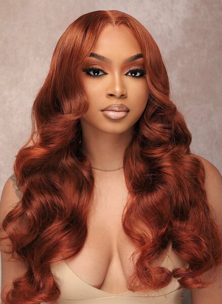 Perruque synthétique rouge