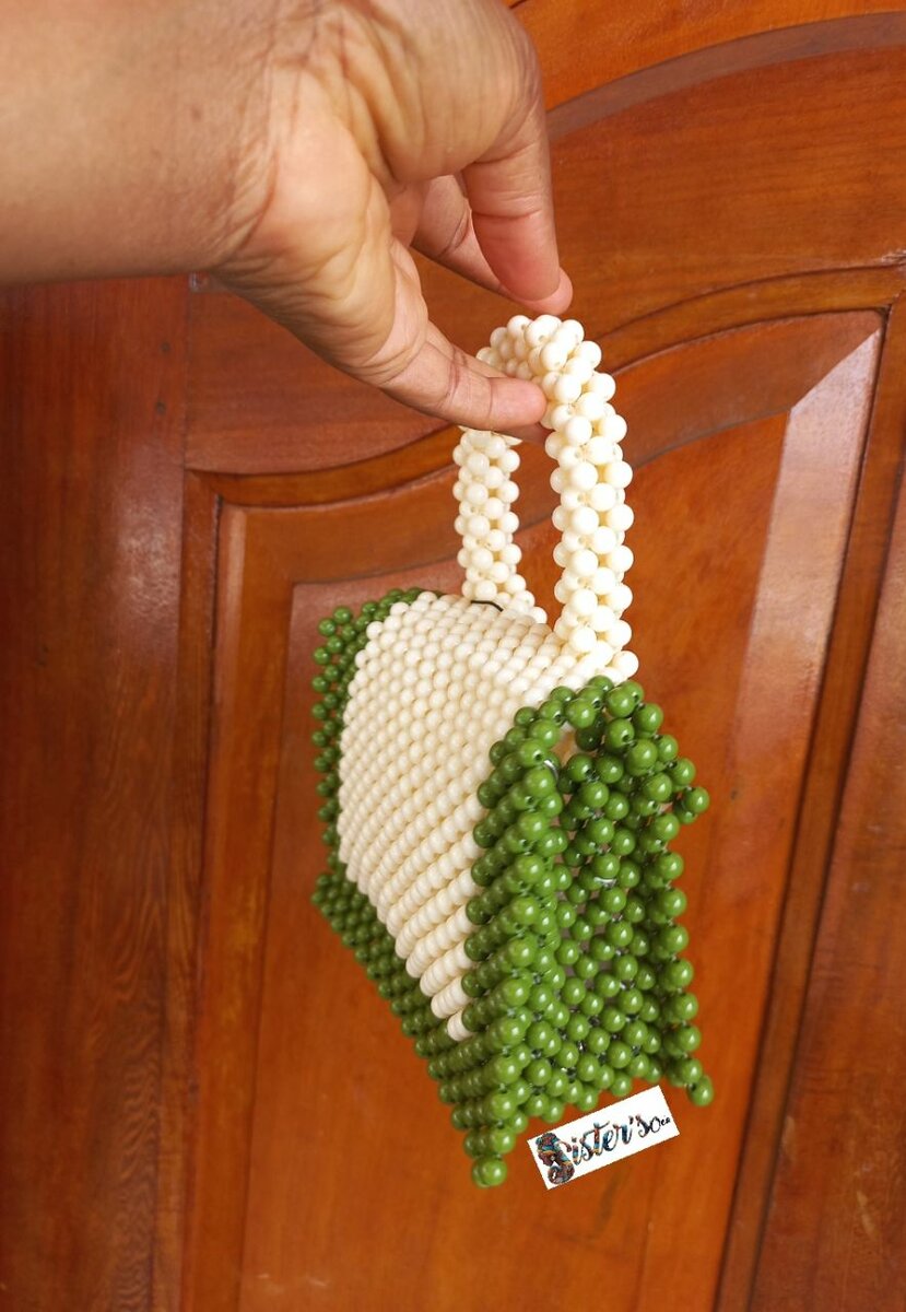 Sac à main en perles vert et blanc