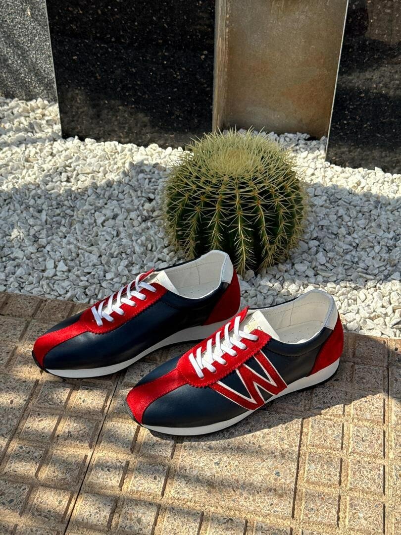 Baskets tendance rouges et bleues