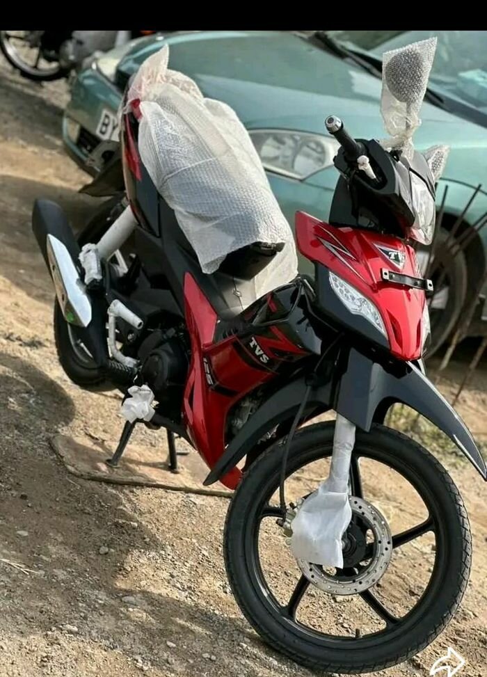 TVS Moped - rouge, noir & bleu