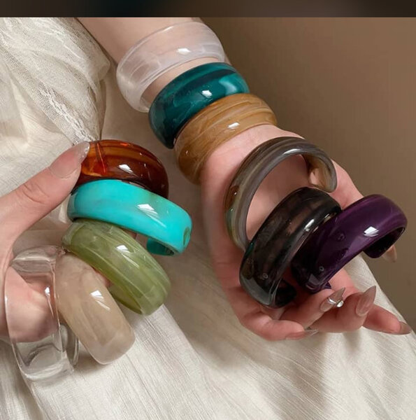 Bracelets en résine colorée