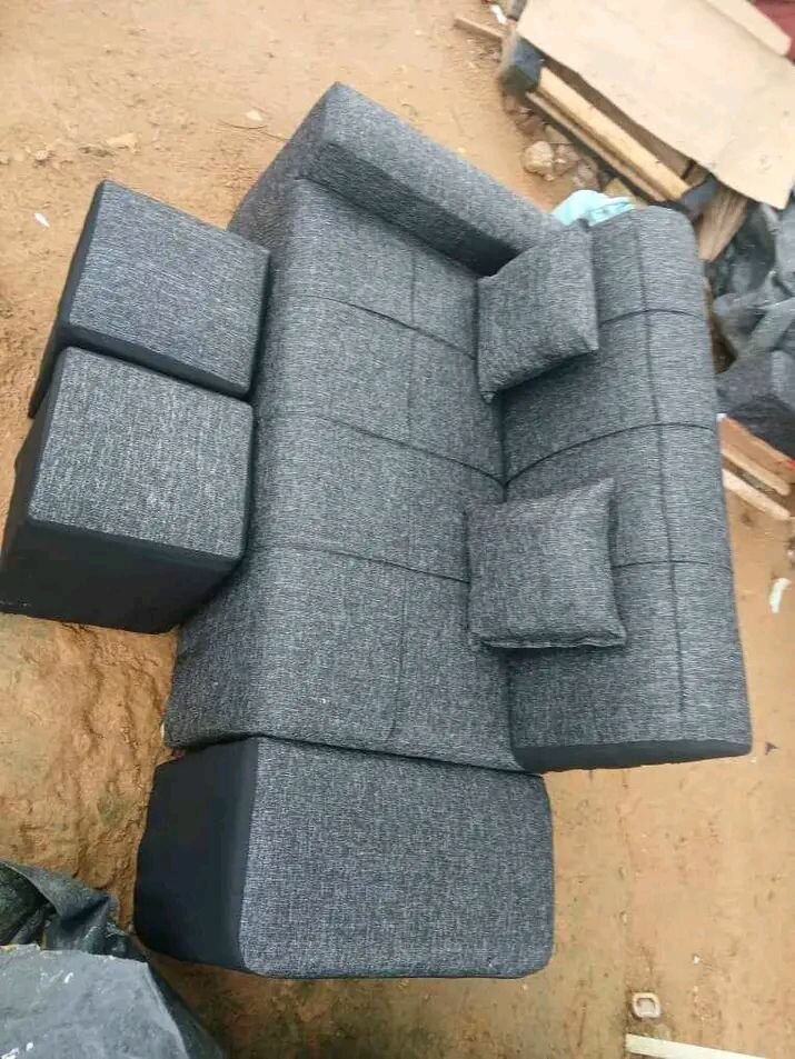 Canapé convertible gris avec poufs