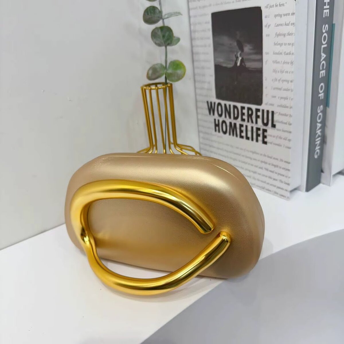 Vase moderne en métal doré