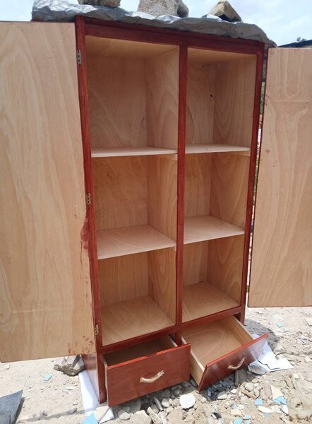 Armoire en bois avec tiroirs