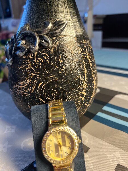 Montre Femme Dorée Élégante