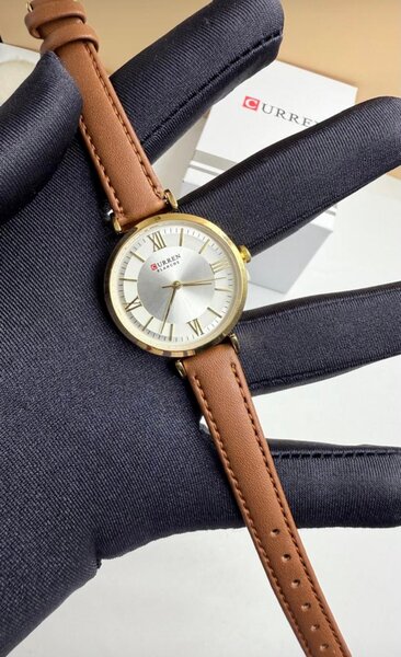 Montre élégante en cuir
