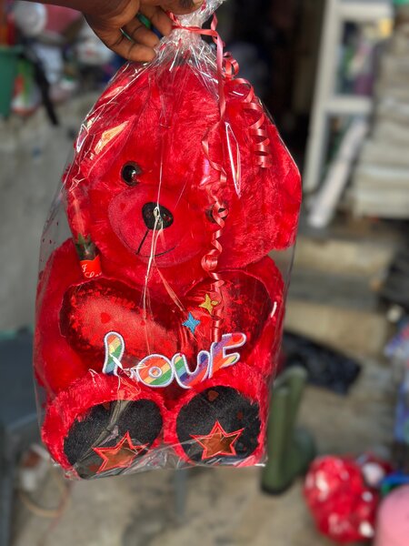 Ours en peluche rouge avec cœur