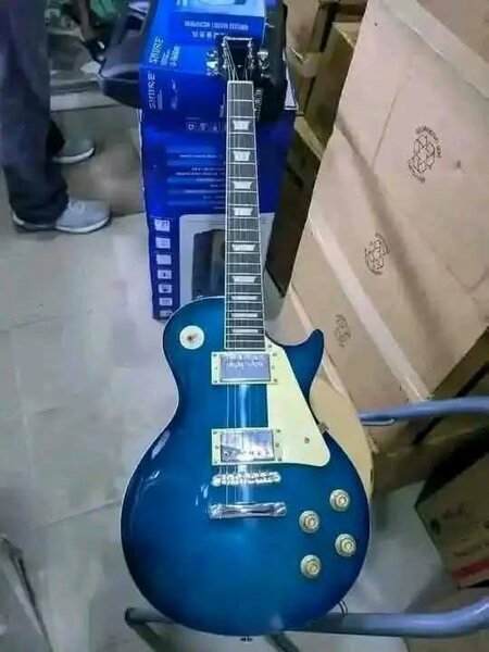 Guitare électrique bleue