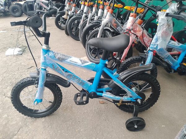 Vélo enfant coloré avec stabilisateurs