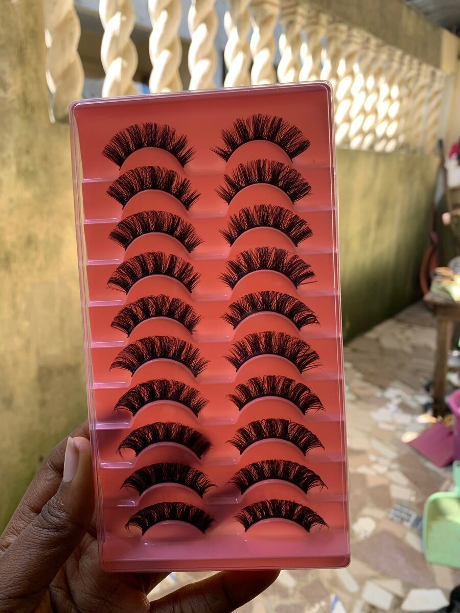 Faux cils volumineux