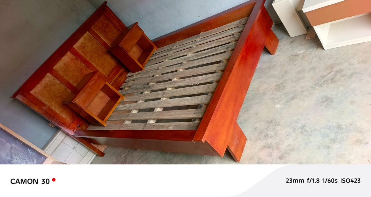 Lit double en bois moderne