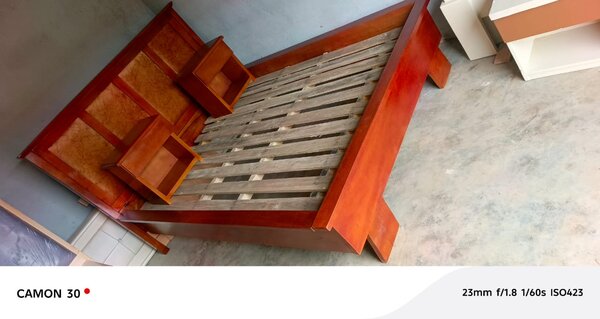 Lit double en bois moderne