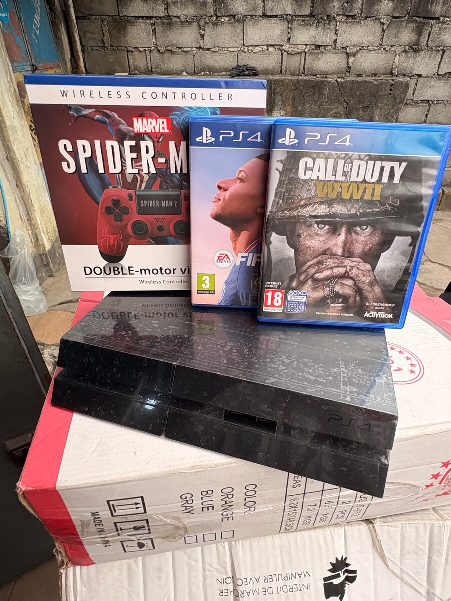 PS4 avec Jeux et Manette