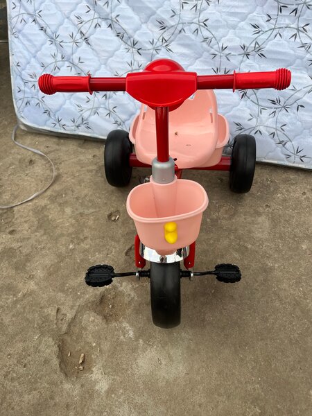 Tricycle enfant rouge rose
