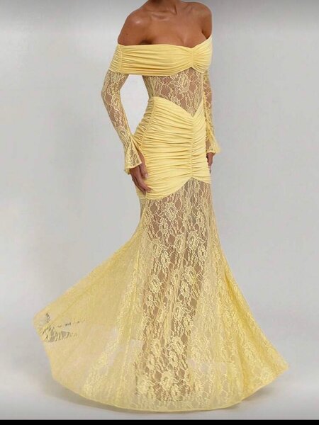 Robe de soirée en dentelle jaune
