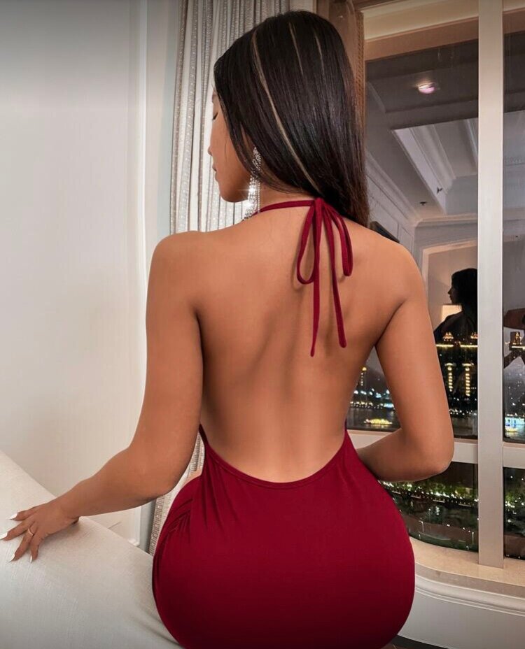 Robe Rouge Dos Nu Élegante