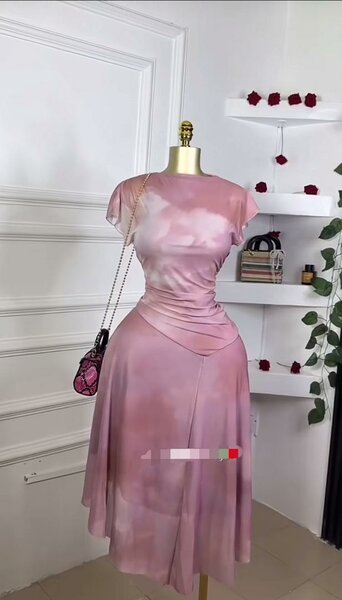 Robe élégante en soie rose