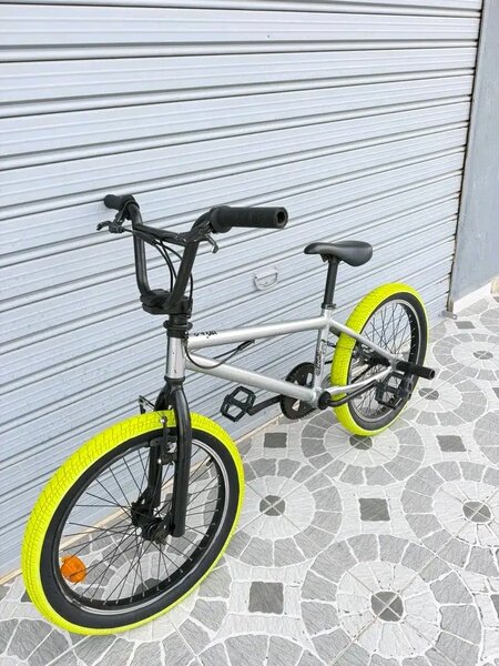 Vélo BMX argent et noir avec garde-boue jaune