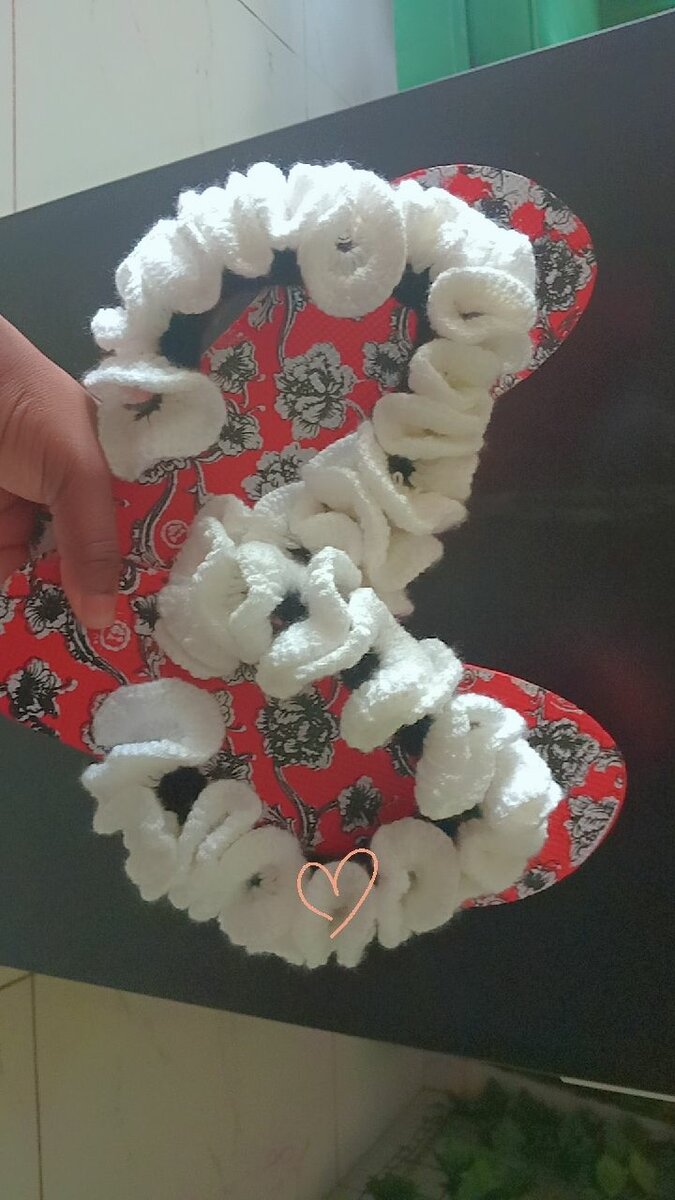 Sandales à fleurs vives