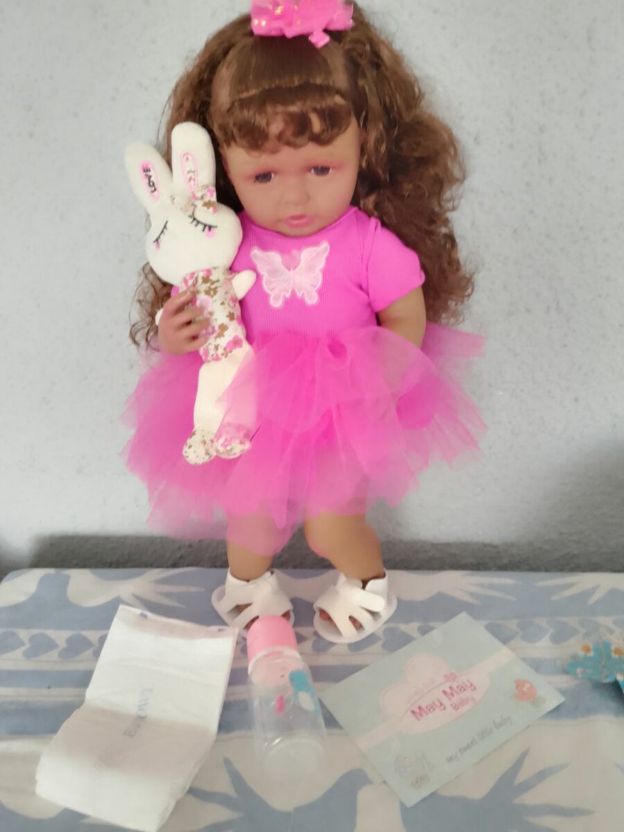 Poupée réaliste en tenue rose