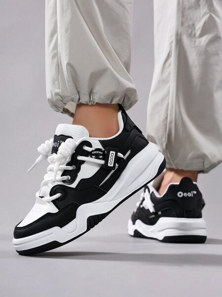 Baskets noires et blanches stylées