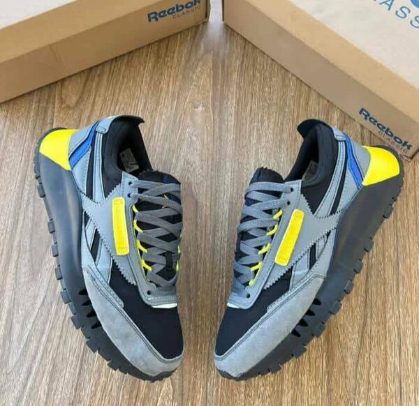 Chaussures Reebok grises et noires