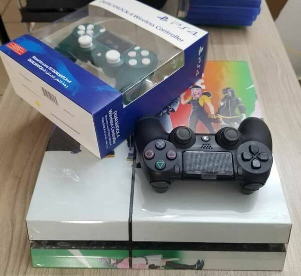 Console PS4 avec manette