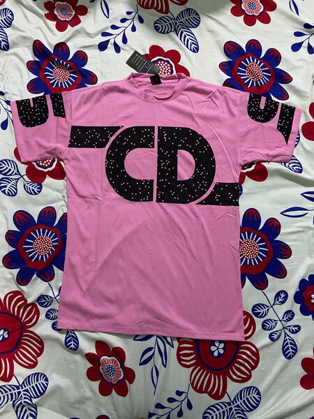 T-shirt rose à motif stylé