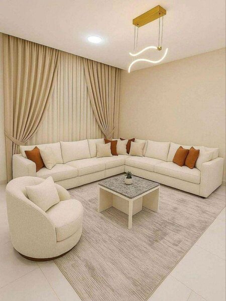 Canapé d'angle en cuir blanc avec coussins