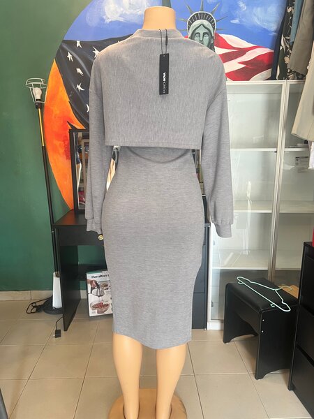 Robe grise élégante fendue