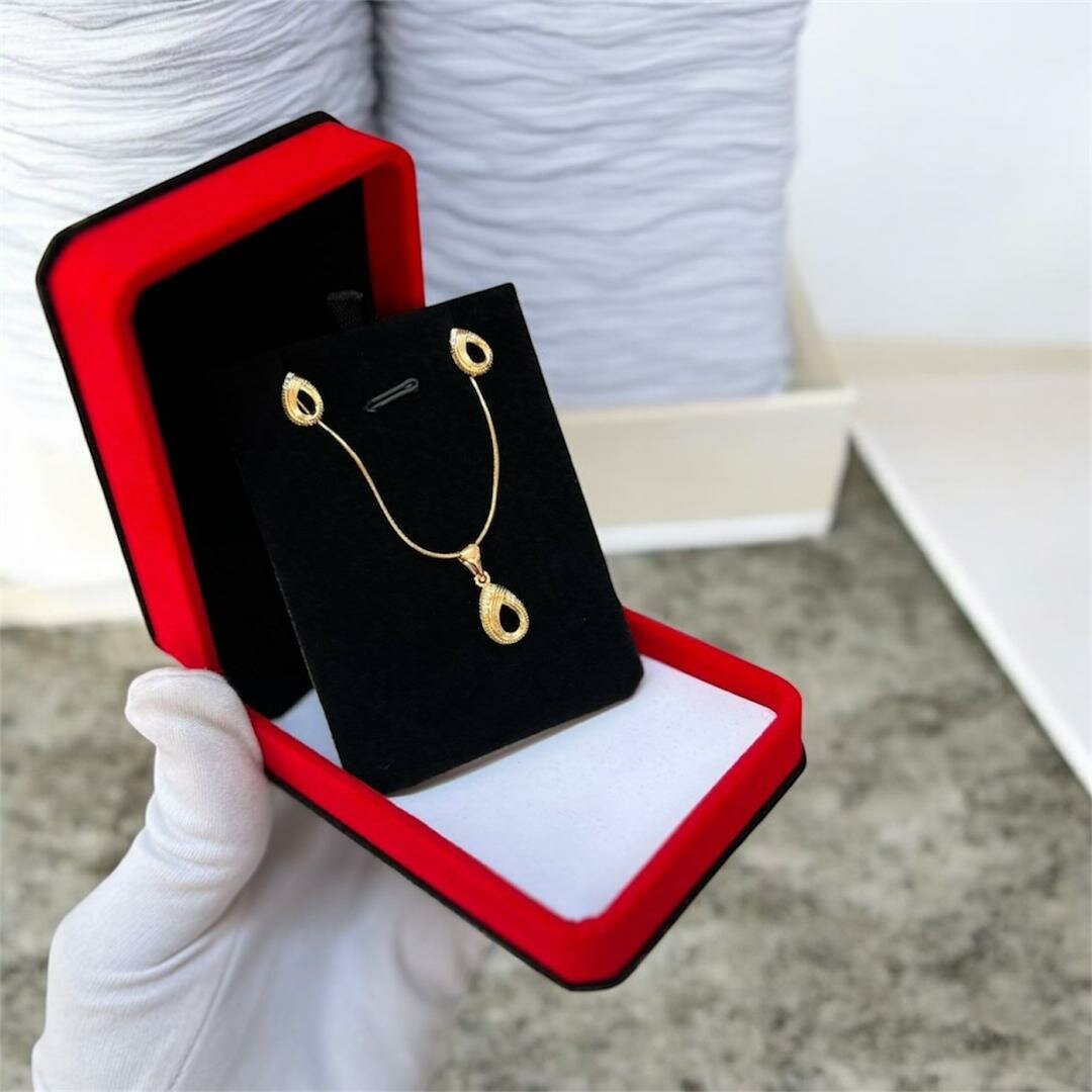 Ensemble collier et boucles d'oreilles en plaqué or