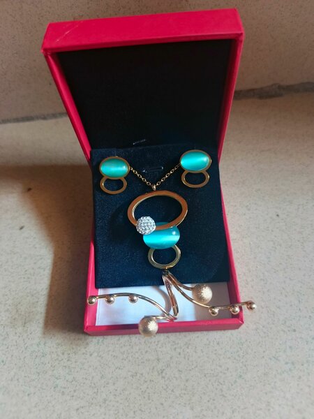 Parure turquoise et or - Collier, boucles d'oreilles et bague