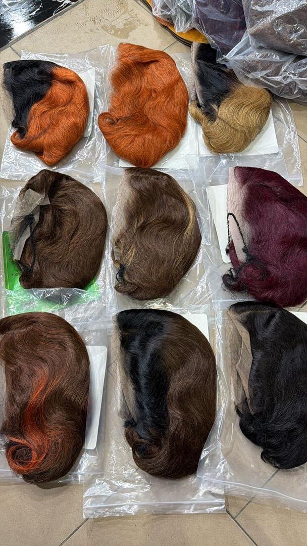 Perruques en dentelle colorées