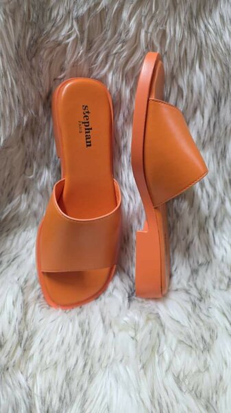 Mules en cuir doré et noir tendance