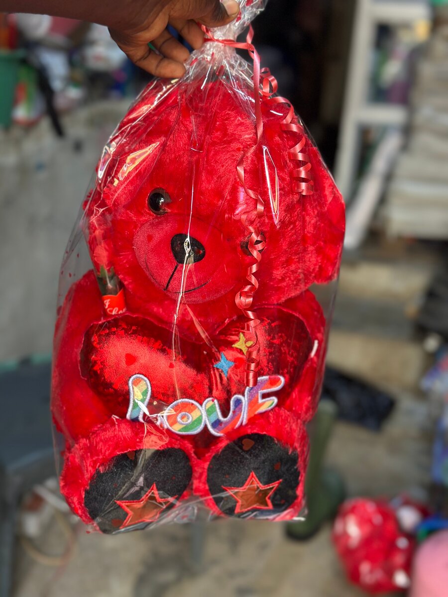 Ours en peluche rouge avec cœur