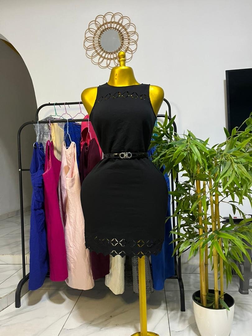 Robe Noire Élégante Ceinturée