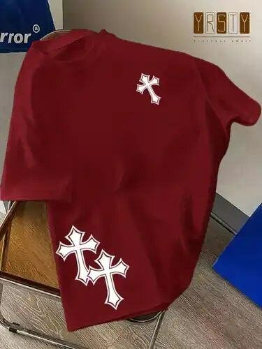 T-shirt rouge avec croix blanche