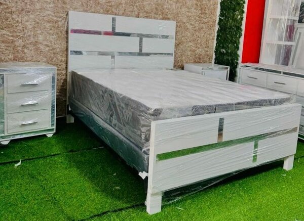 Lit moderne en bois blanc