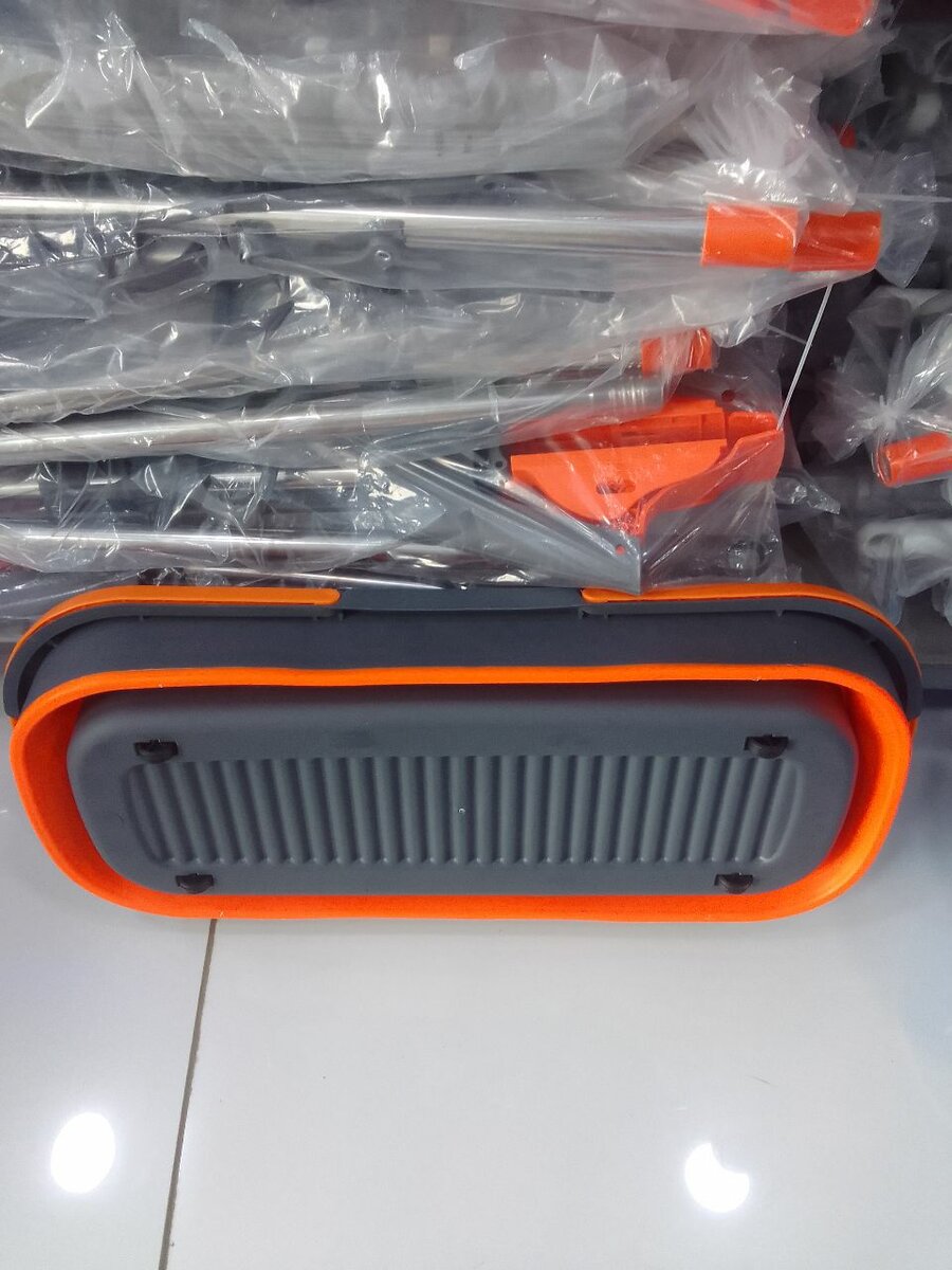 Seau pliable et balai innovant