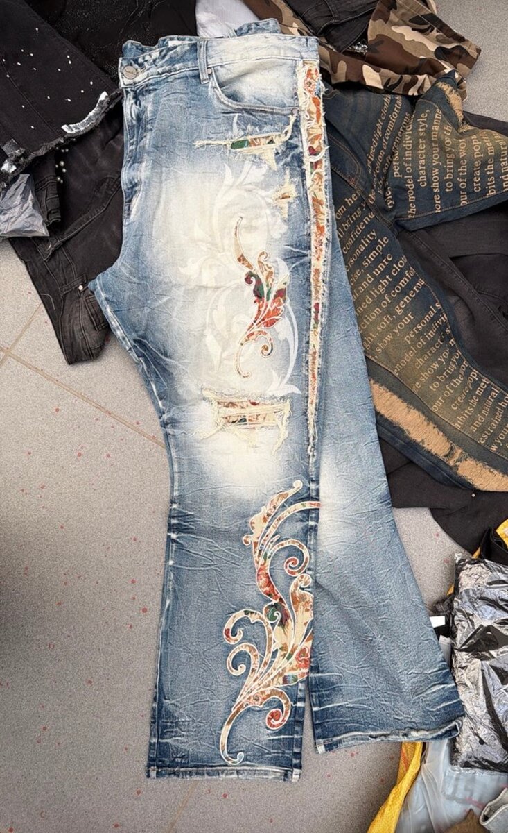 Jeans évasés brodés étoiles