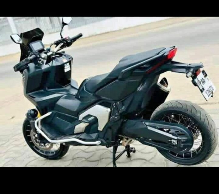 Scooter électrique Yamaha noir