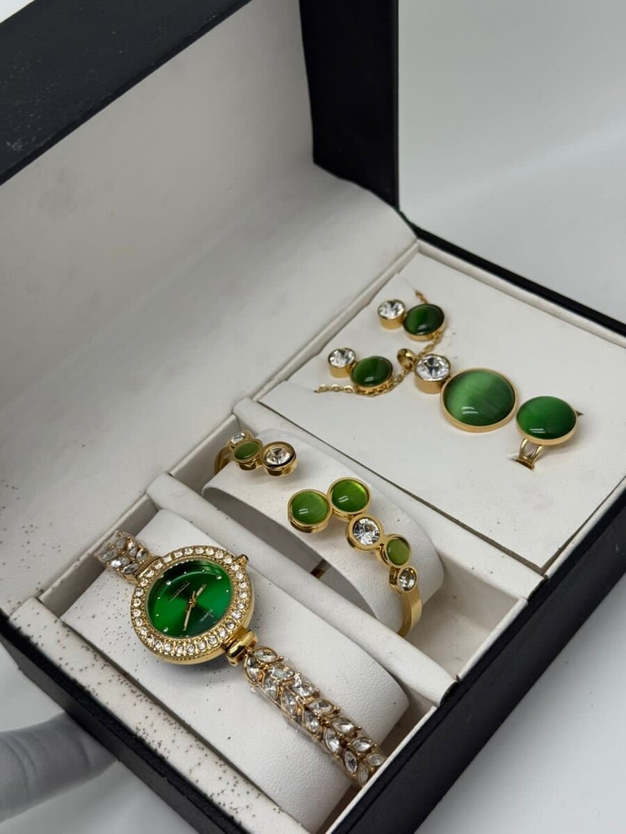 Ensemble de Montres et Bijoux Éclatants