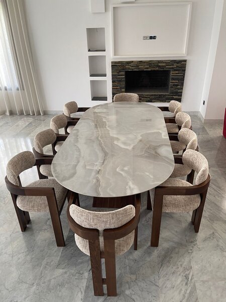 Table à manger en bois massif avec chaises